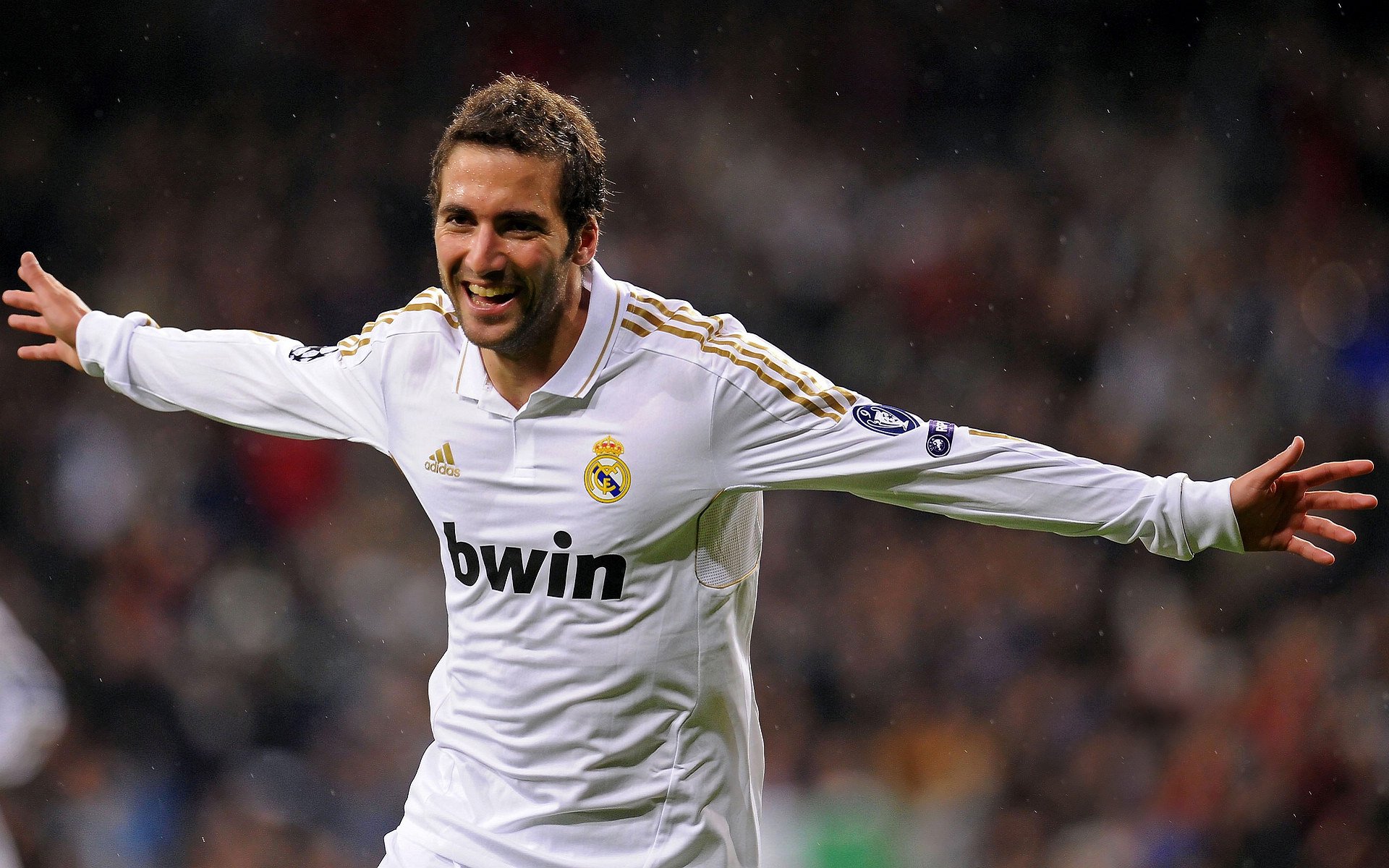 明星专访：球场外的明星生活揭秘，明星踢球